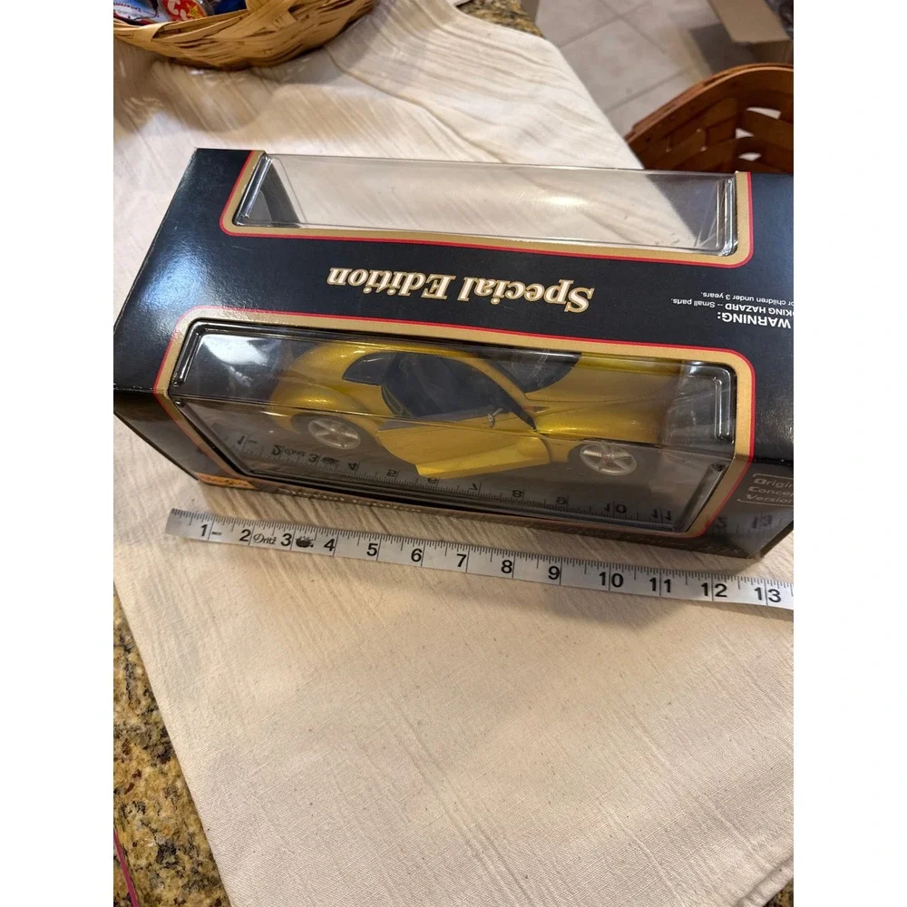 Maisto 1:18 Chrysler Pronto Cruizer Original Concept Version Gold Diecast 31870